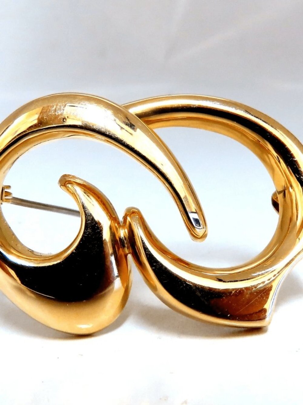 14kt Iconic Emblem Gold Pin*